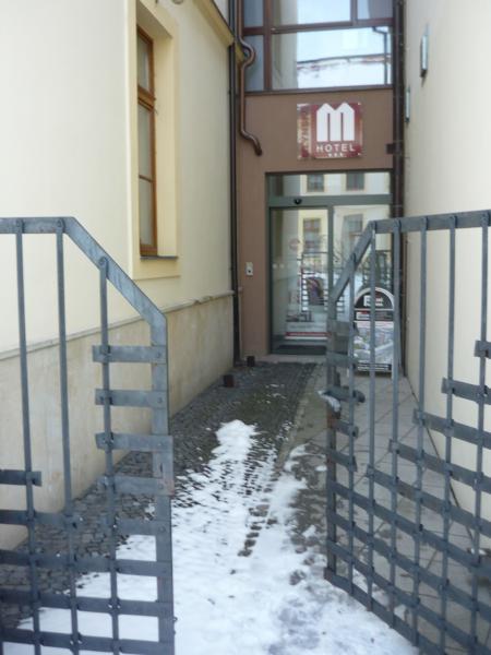 Vchdo do Hotelu Mlýnská ze staré radnice